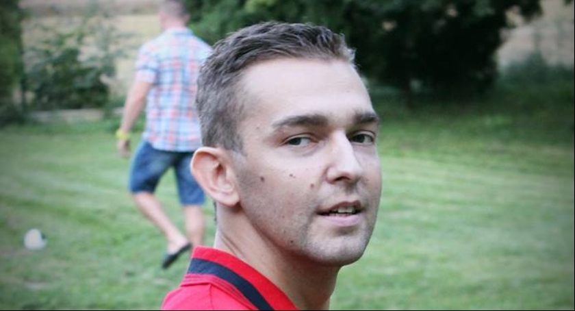 Młody Konrad Sobolewski widoczny na zdjęciu potrzebuje wsparcia finansowego Skierniewiczan.