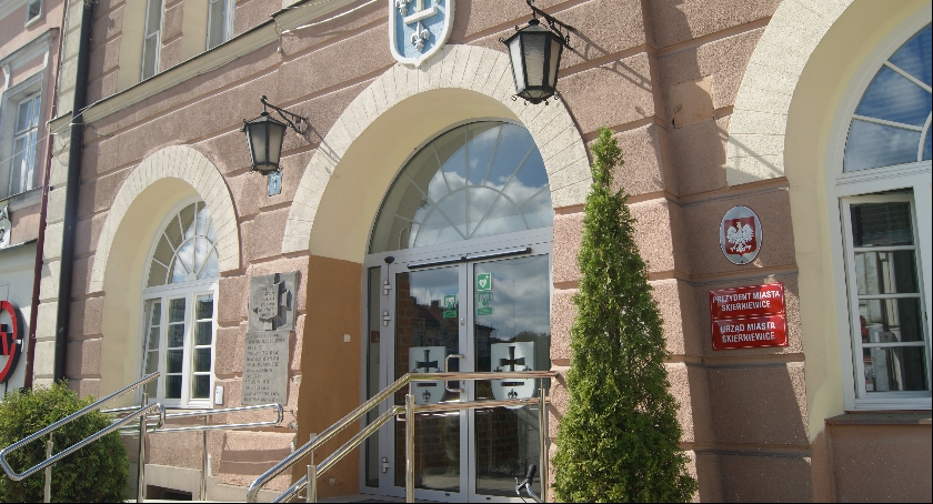 Zdjęcie przedstawia wejście do urzędu miasta w Skierniewicach, przed którym przykuty był Żyrardowianin.