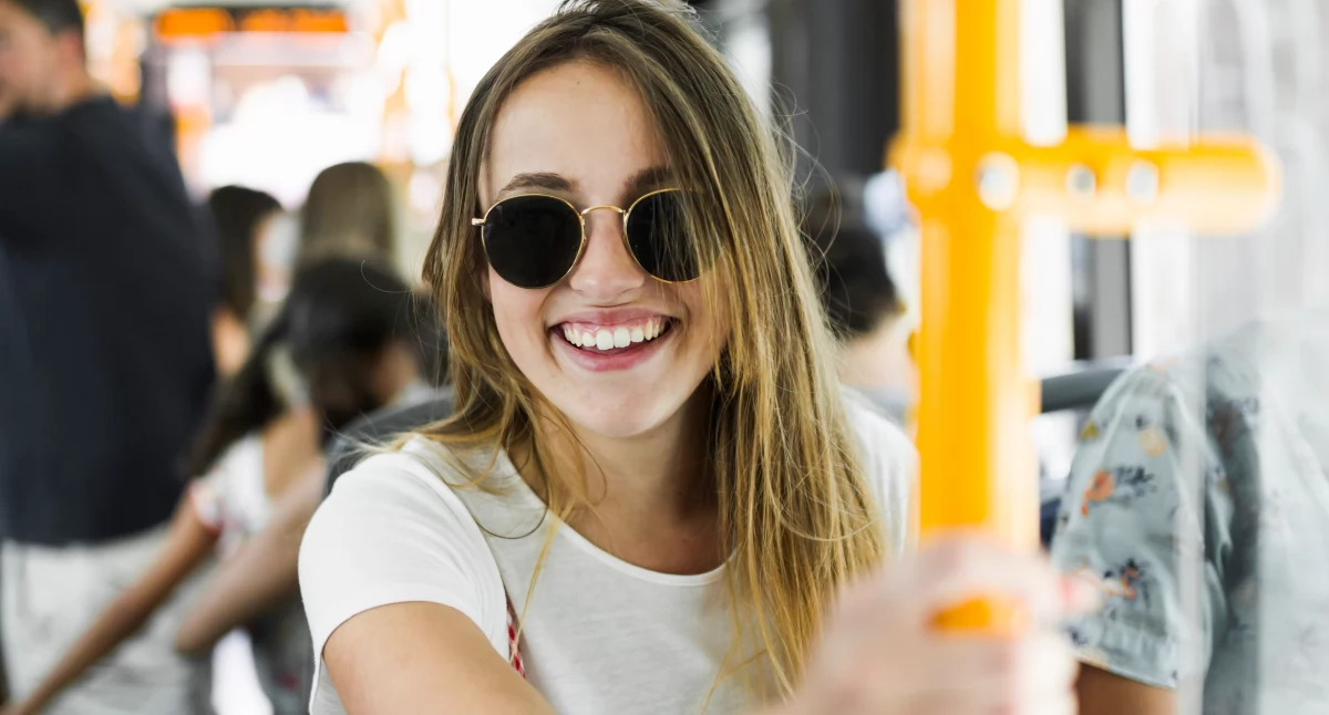Zdjęcie młodej kobiety podróżującej autobusem 