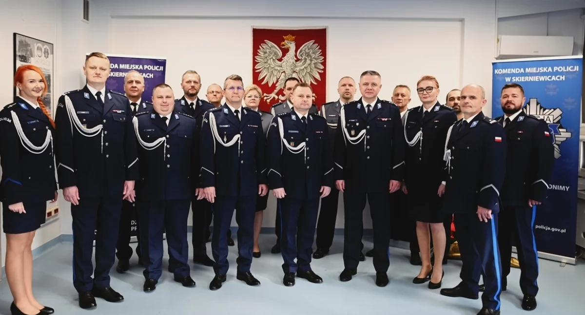 Zdjęcie pracowników KMP Skierniewice z nowym komendantem