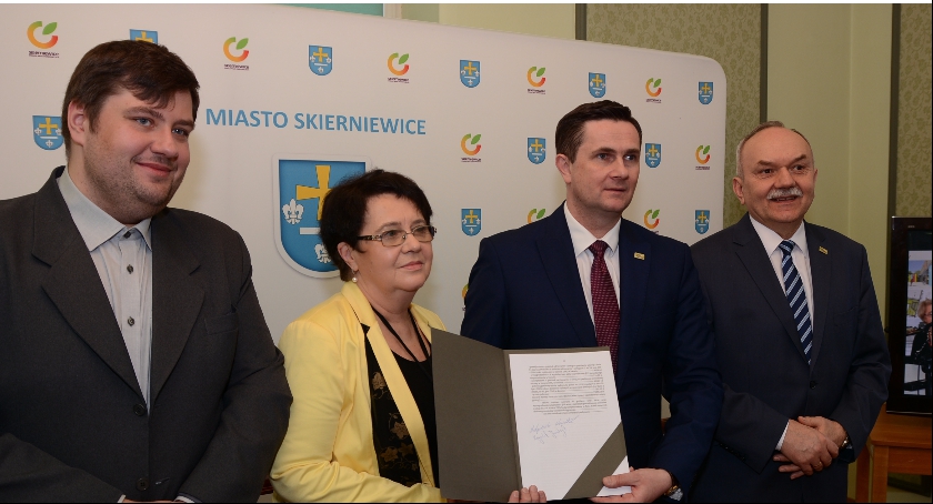 Zdjęcie przedstawia sygnatariuszy aktu notarialnego, który zapoczątkował powstawanie kliniki ortopedii w Skierniewicach.