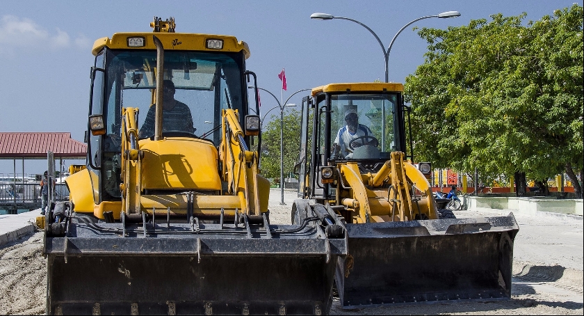 Zdjęcie przedstawia koparki, które zajmują się robotami drogowymi. Między innymi taki ciężki sprzęt będzie wykorzystywany podczas remontów drogowych w Skierniewicach.