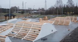 Zdjęcie dotyczy: Skatepark w Skierniewicach – nowoczesna przestrzeń dla pasjonatów sportów ekstremalnych