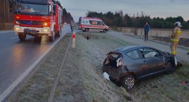 Dachowanie pojazdu osobowego - na miejscu straż, policja i pogotowie 