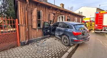 Ulica Jagiellońska w Skierniewicach - pojazd wjechał w budynek 
