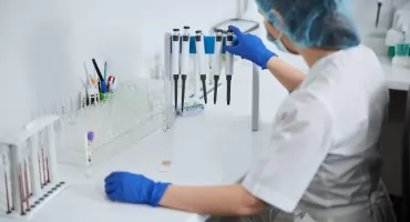 Praca w aptece i laboratoriach. Czy technik farmaceutyczny to wciąż stabilna ścieżka rozwoju zawodowego?